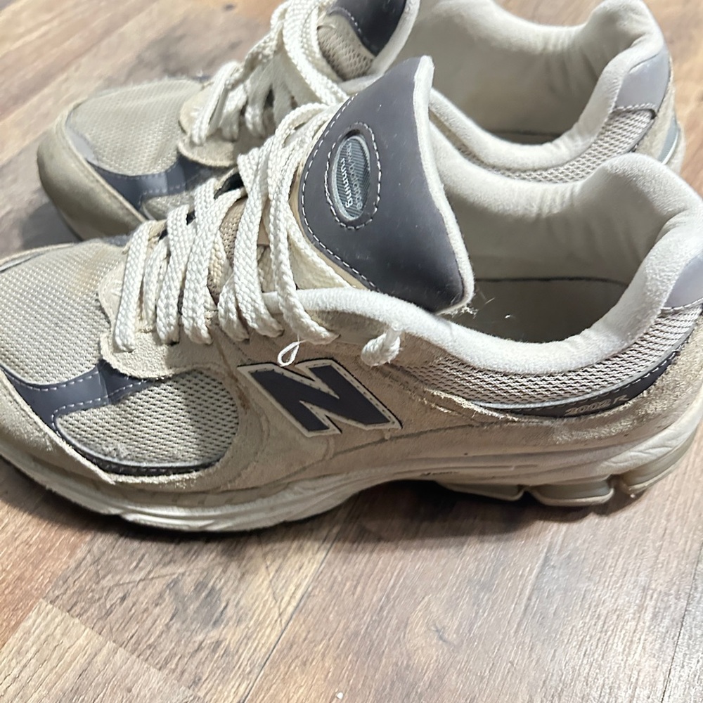 New Balance men size 8.5 cream/gray